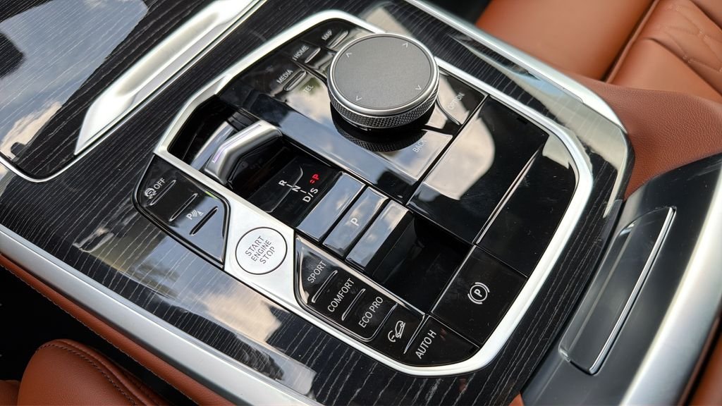 New 2026 Dravit Grey Metallic BMW xDrive40i image 15