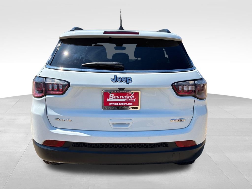 Used 2024 White/off-white Jeep Latitude image 4
