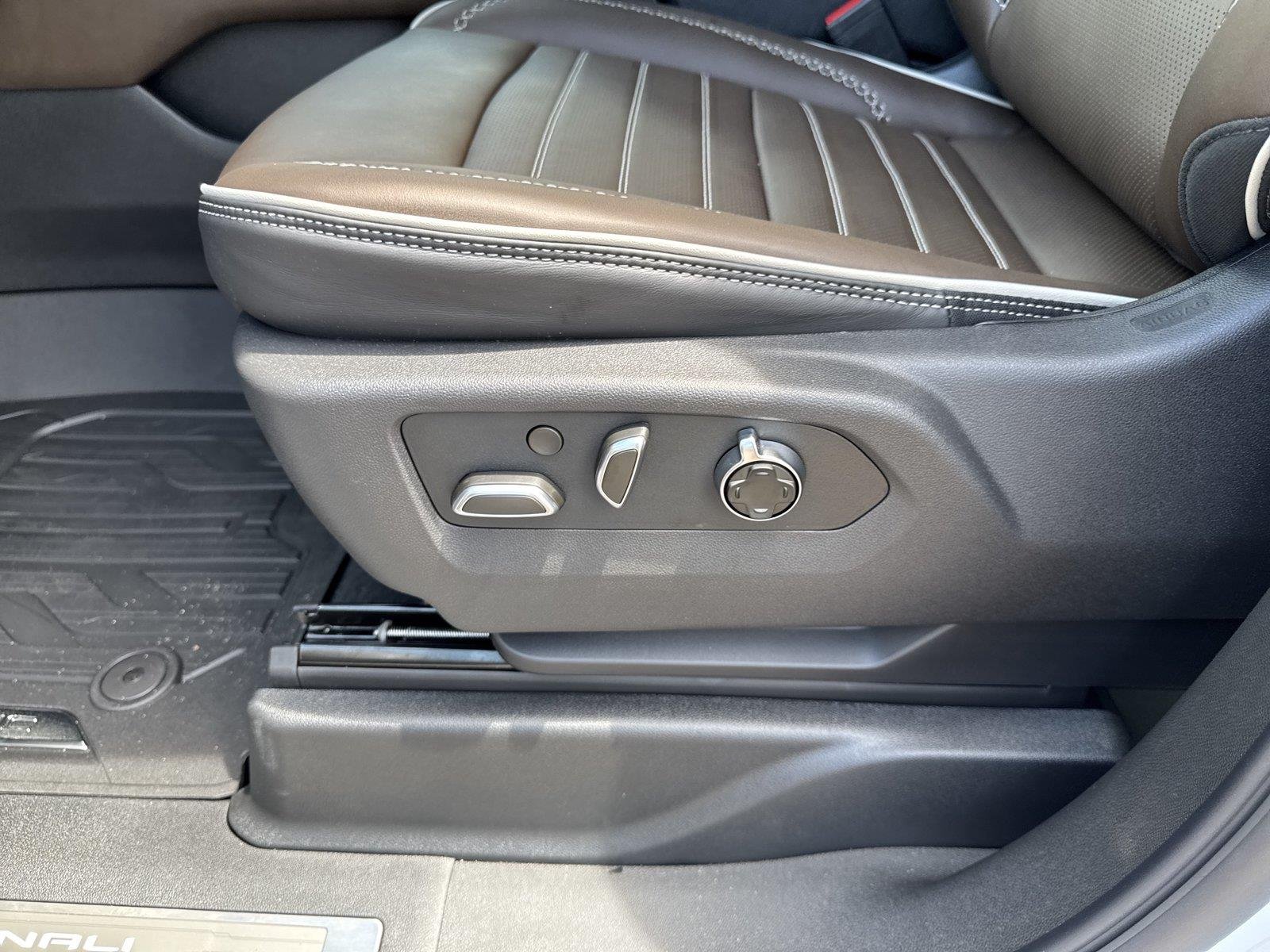 New 2026 Glacier White Tricoat GMC Denali Ultimate image 10