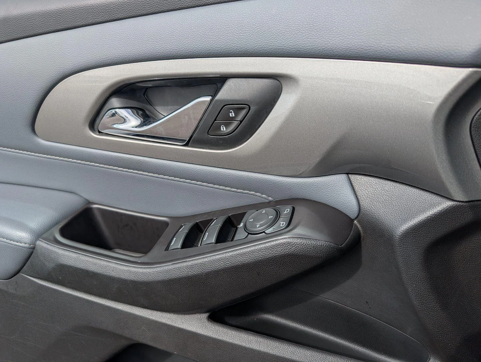 Used 2020 IRIDESCENT PEARL TRICOAT Chevrolet LT Leather image 15