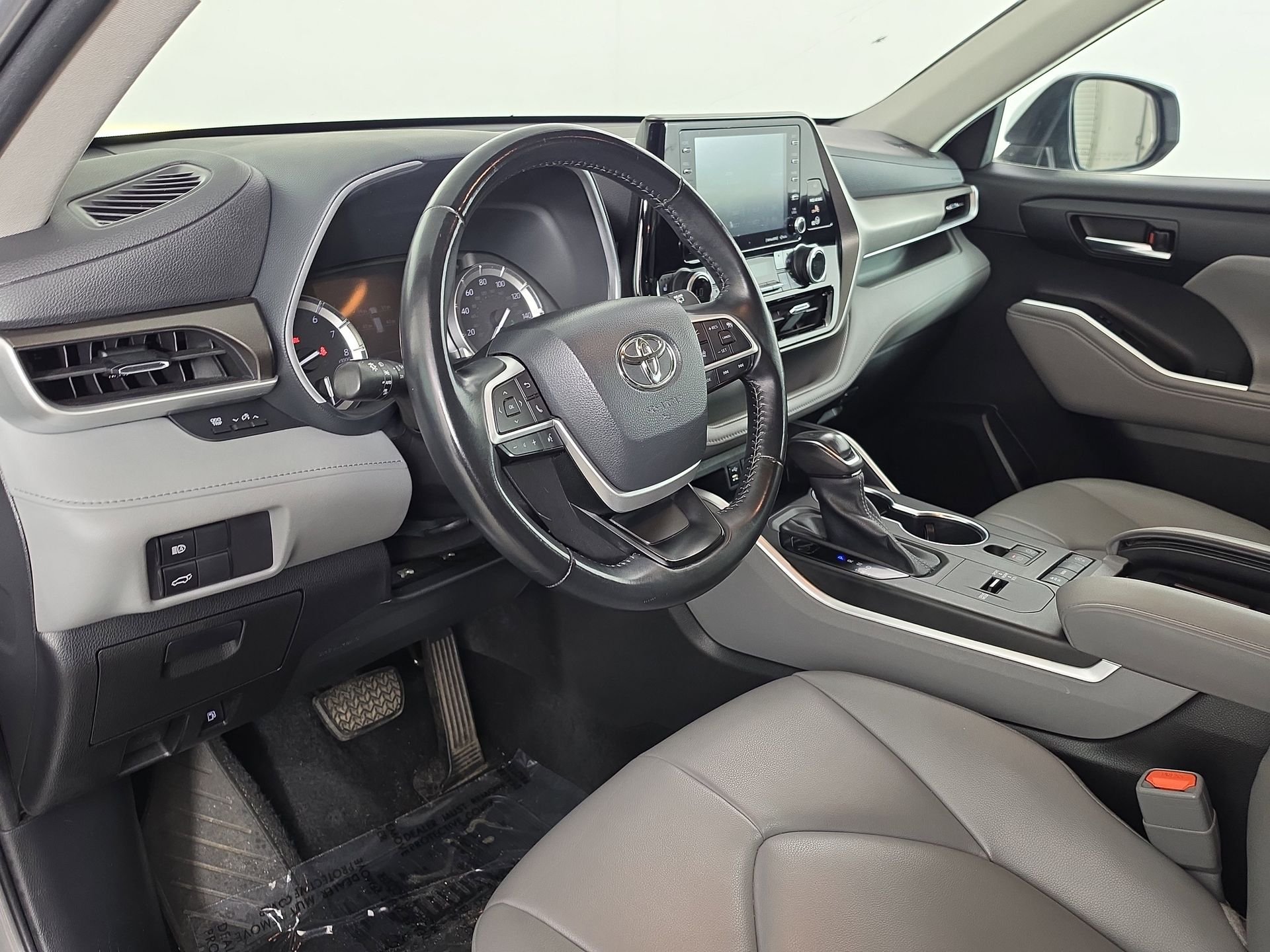 Used 2022 Silver Toyota XLE image 14