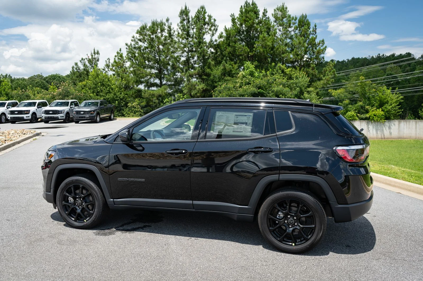 New 2026 Diamond Black Crystal Pearl-Coat Exterior Paint Jeep Latitude image 7