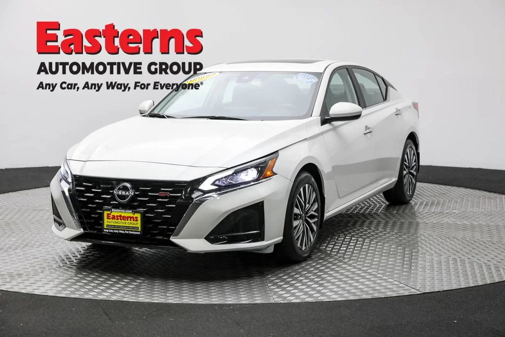 Used 2024 White Nissan 2.5 SV image 1