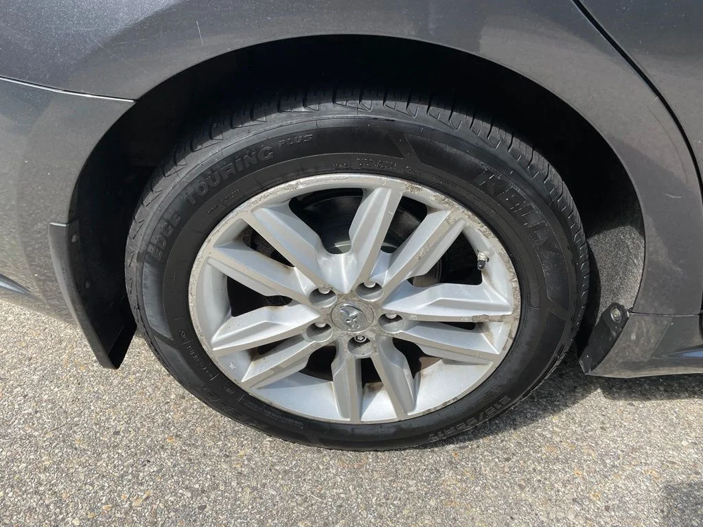 Used 2015 Gray Toyota XLE Premium image 6