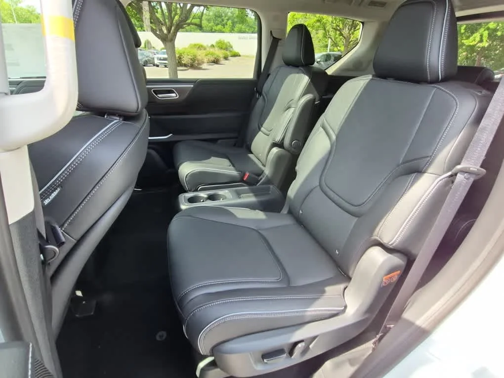 New 2026 RADIANT WHITE INFINITI Luxe 4WD image 8