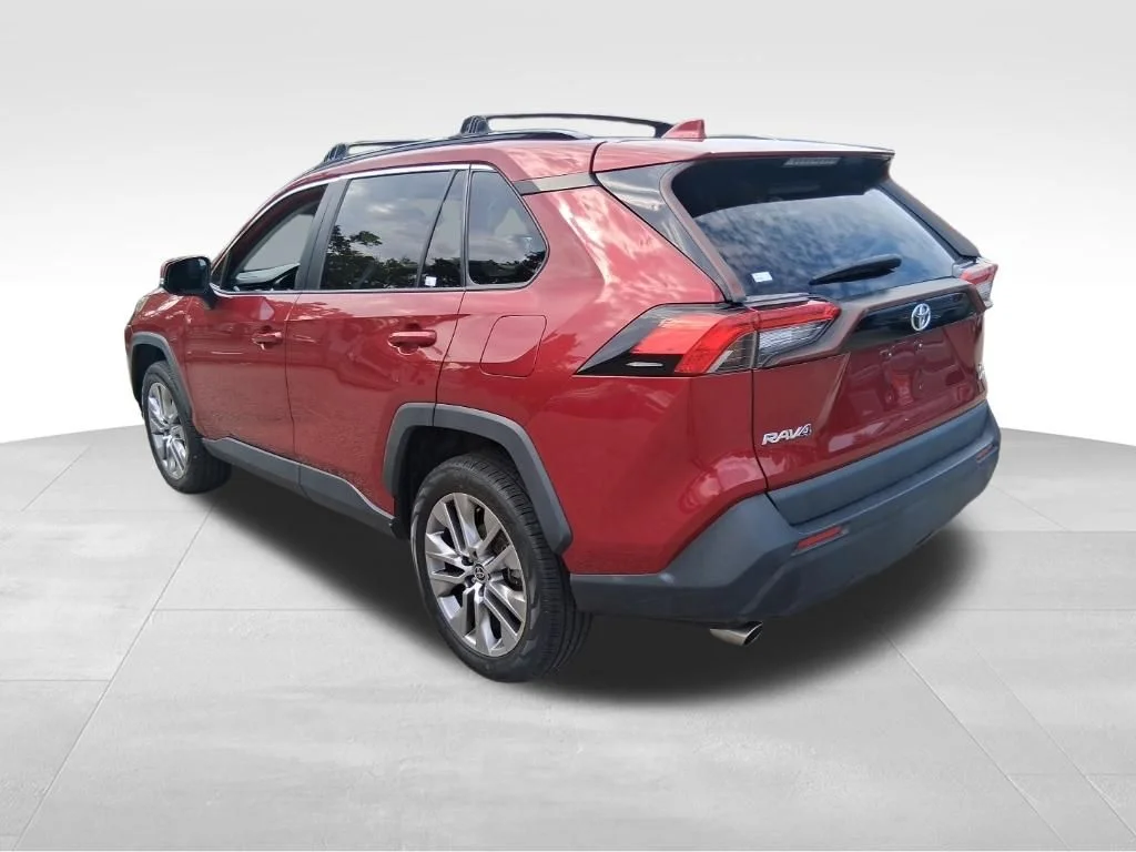 Used 2022 Red Toyota XLE Premium image 8