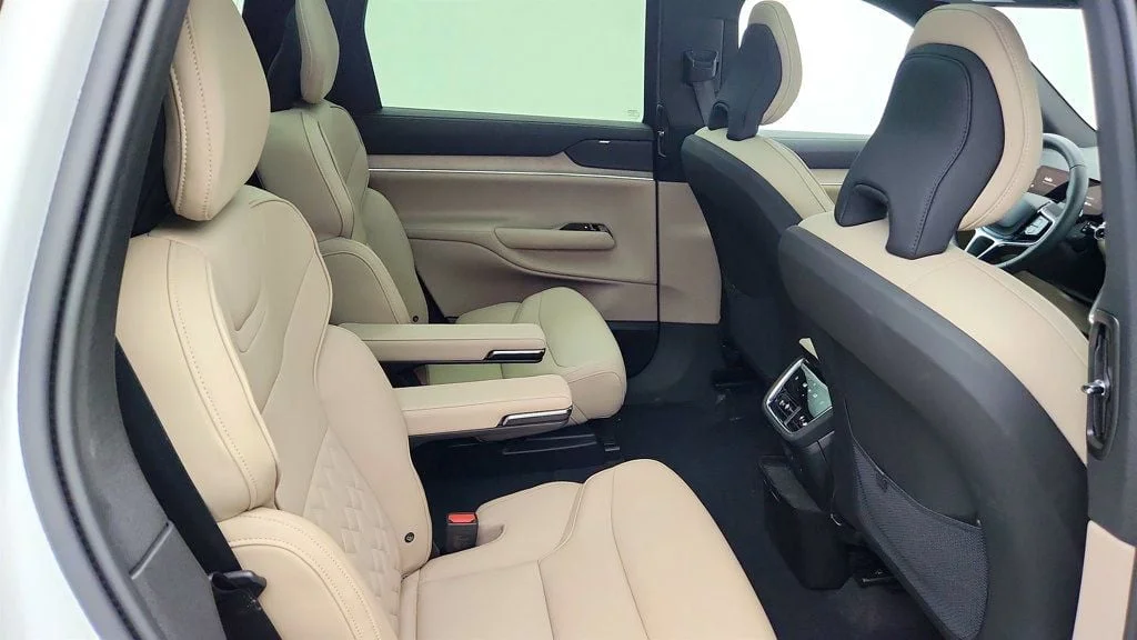 Used 2025 Crystal White Metallic Volvo Twin Motor Plus 6-Seater image 19