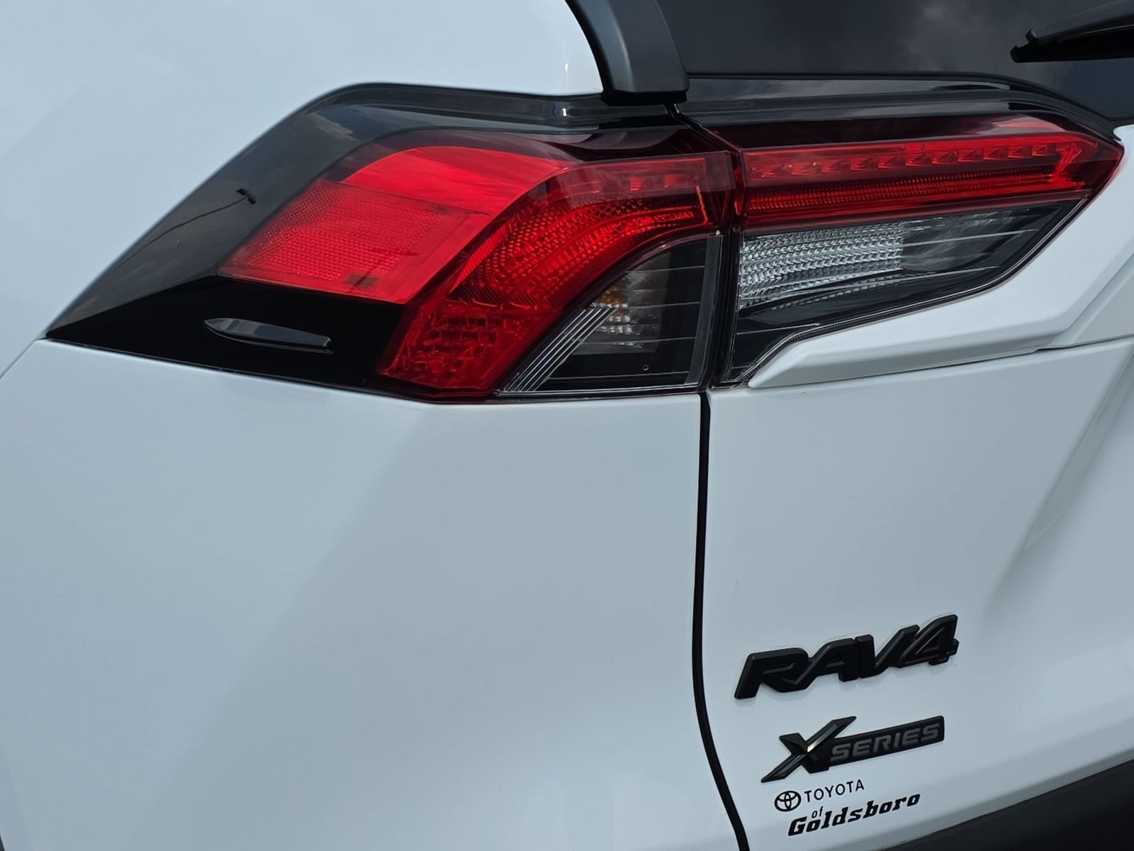 Used 2022 White Toyota XLE image 34