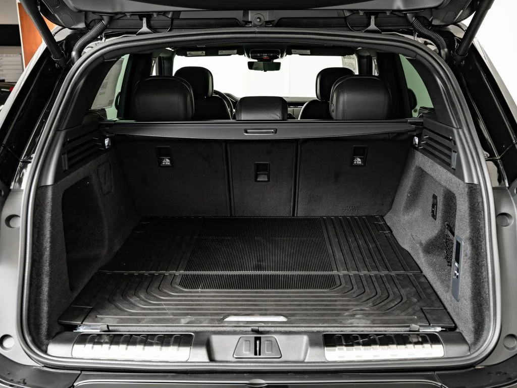 New 2026 Santorini Black Metallic Land Rover Dynamic SE image 21