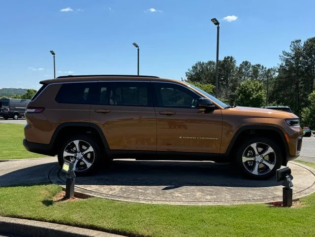 New 2026 Copper Shino Metallic Clear-Coat Exterior Paint Jeep Limited image 8