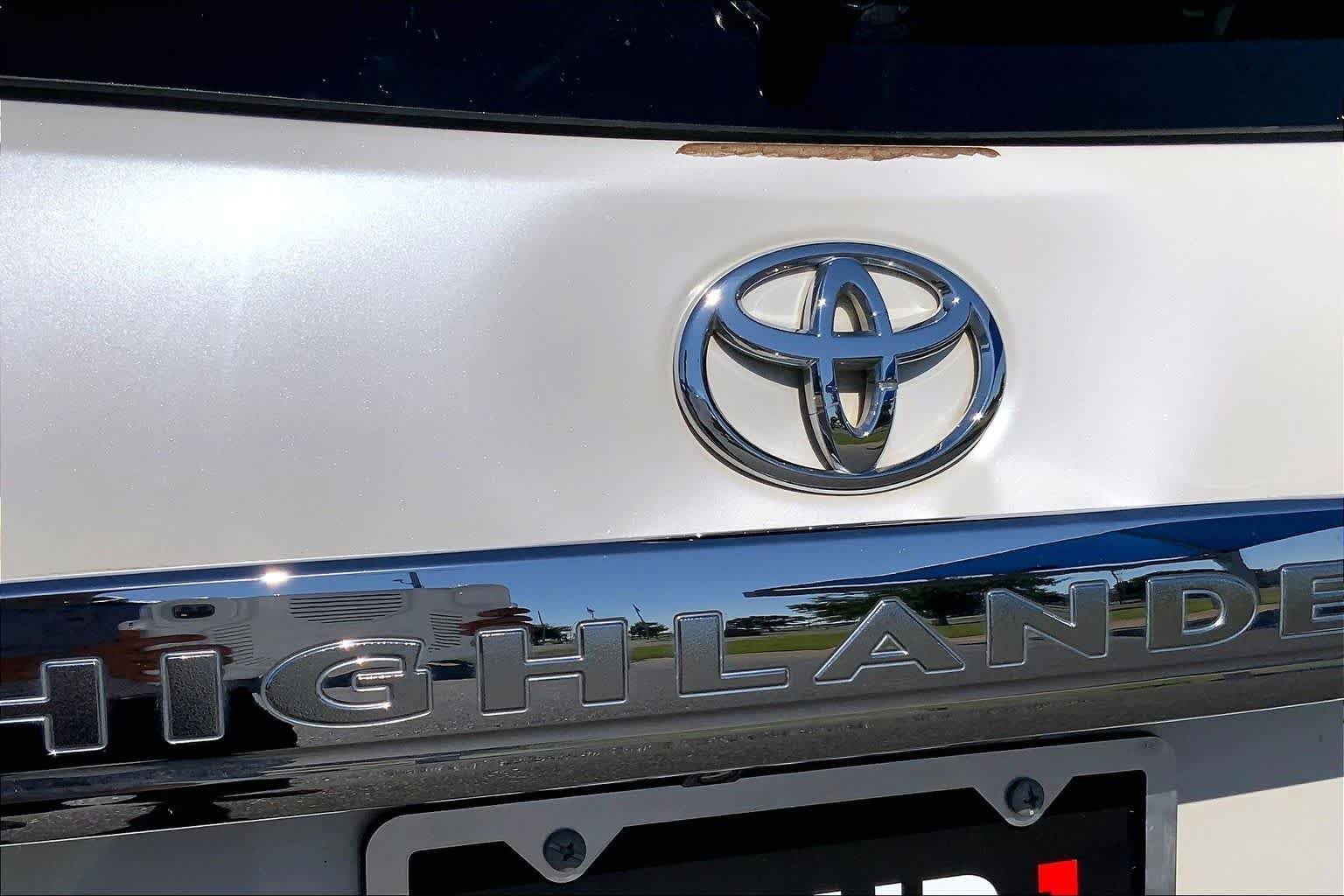 Used 2013 Blizzard Pearl Toyota Limited image 31