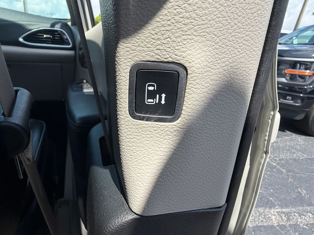 Used 2019 White Chrysler Limited image 19