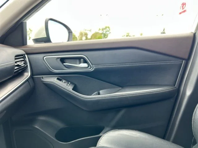 Used 2021 Pearl White Nissan SL image 46