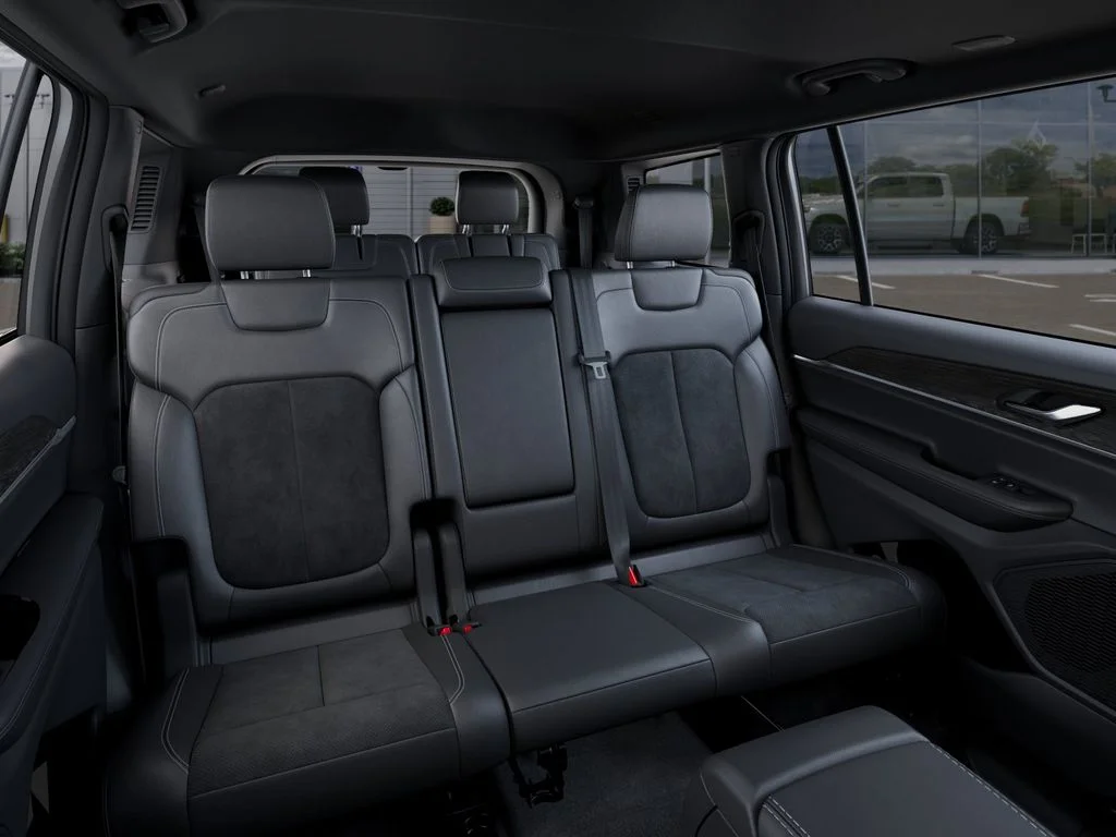New 2026 Silver Zynith Exterior Paint Jeep Altitude image 16
