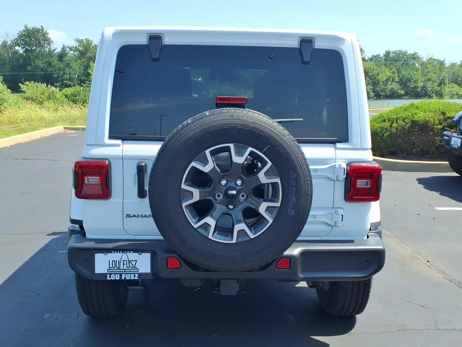 New 2026 Bright White Clear-Coat Exterior Paint Jeep Sahara image 19