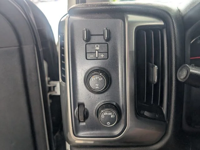 Used 2018 White Chevrolet LT image 34