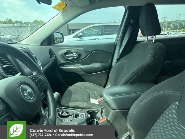 Used 2019 Velvet Red Pearlcoat Jeep Latitude image 11