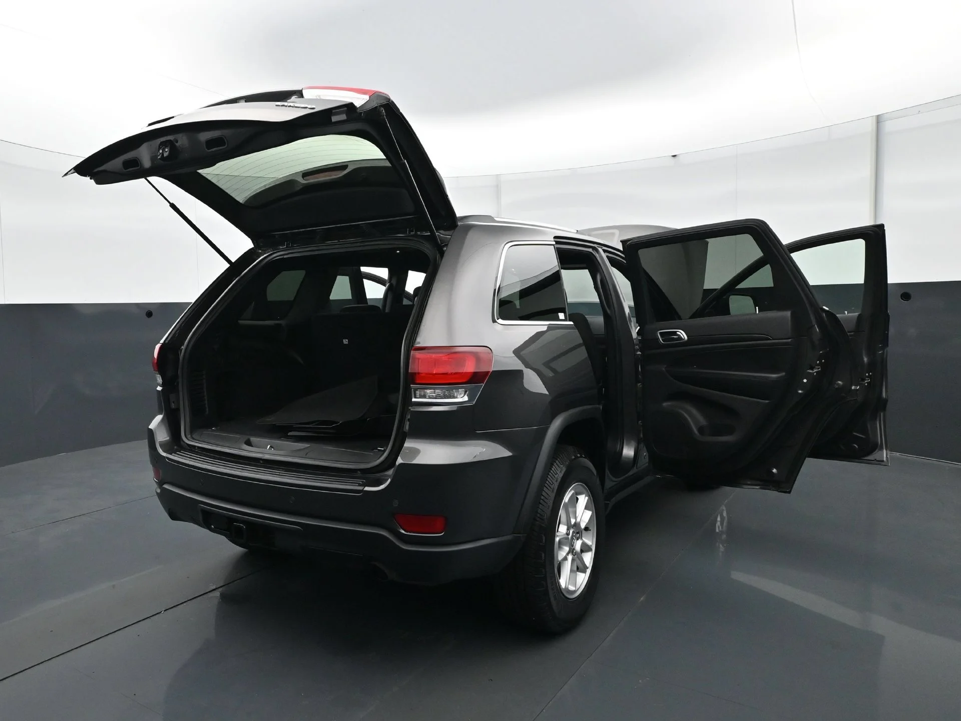 Used 2020 Granite Crystal Metallic Clearcoat Jeep Laredo E image 35