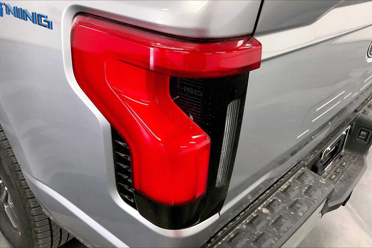 2025 Ford F-150 Lightning Flash - Photo 14