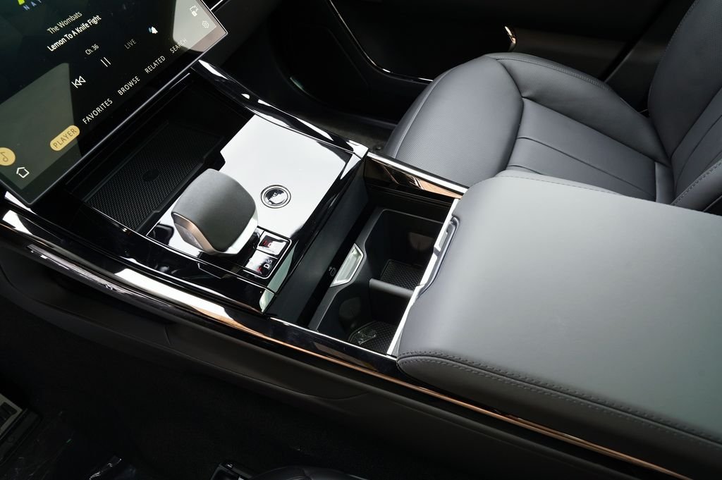 New 2026 Carpathian Grey Land Rover Dynamic SE image 32