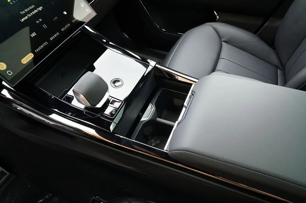 New 2026 Carpathian Grey Land Rover Dynamic SE image 32