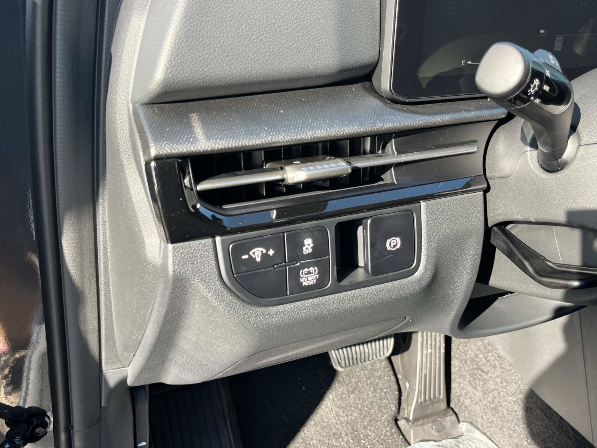 New 2027 Gravity Gray Kia LX image 23