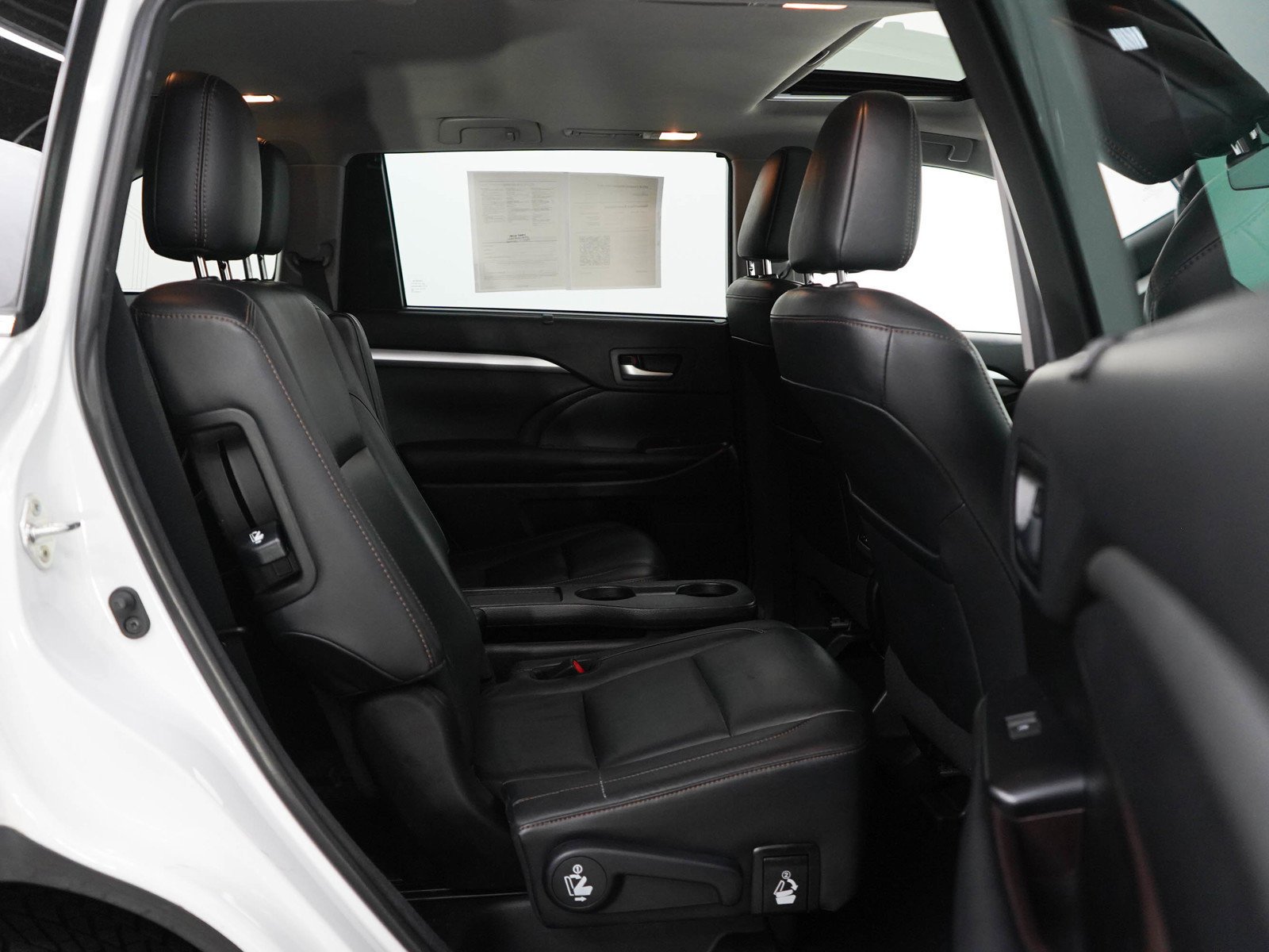 Used 2018 Blizzard Pearl Toyota Xle image 13
