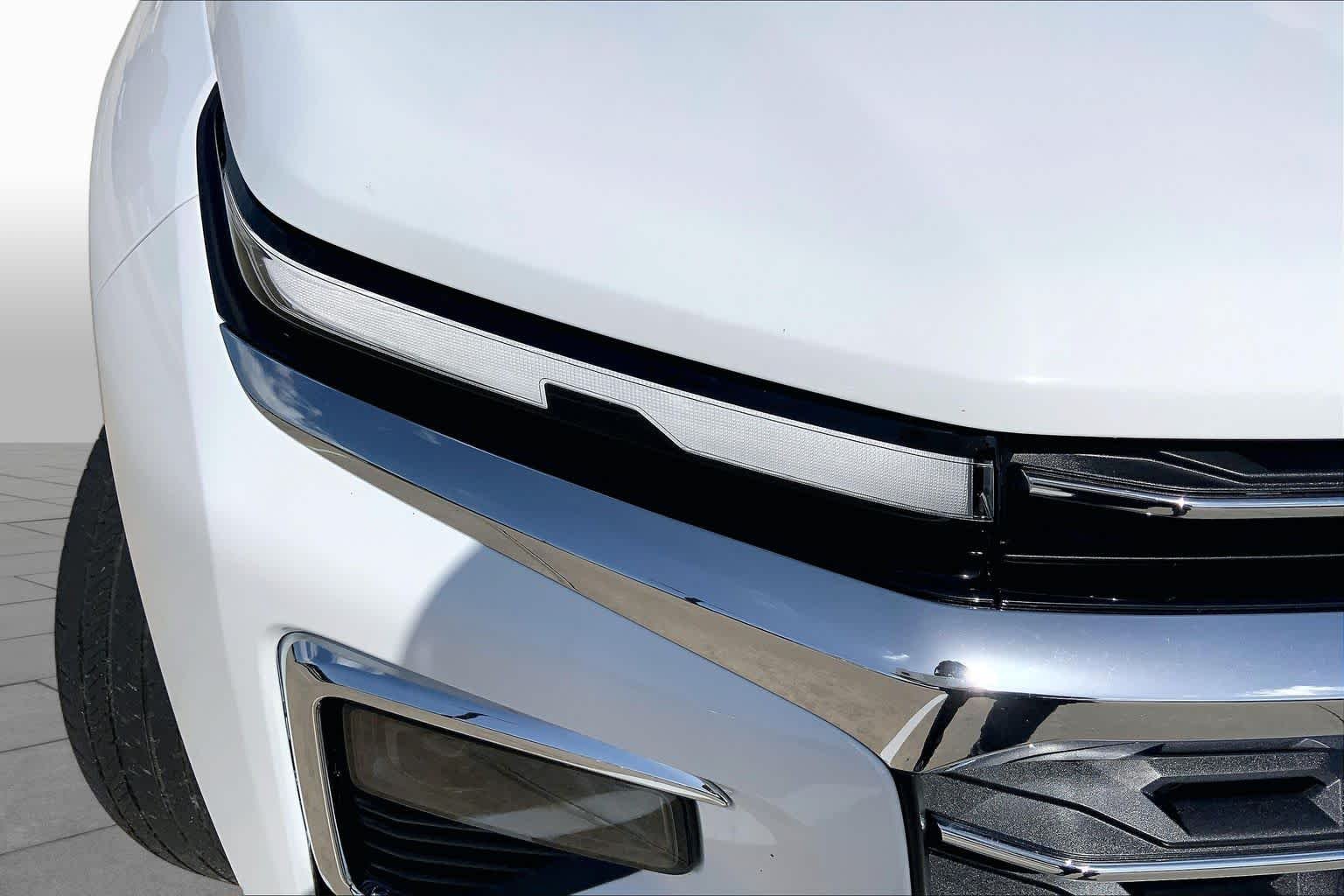 Used 2025 Summit White Chevrolet FWD LT image 25