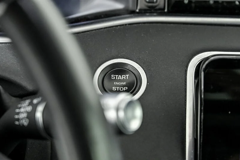 Used 2020 Corris Grey Metallic Land Rover SE image 25