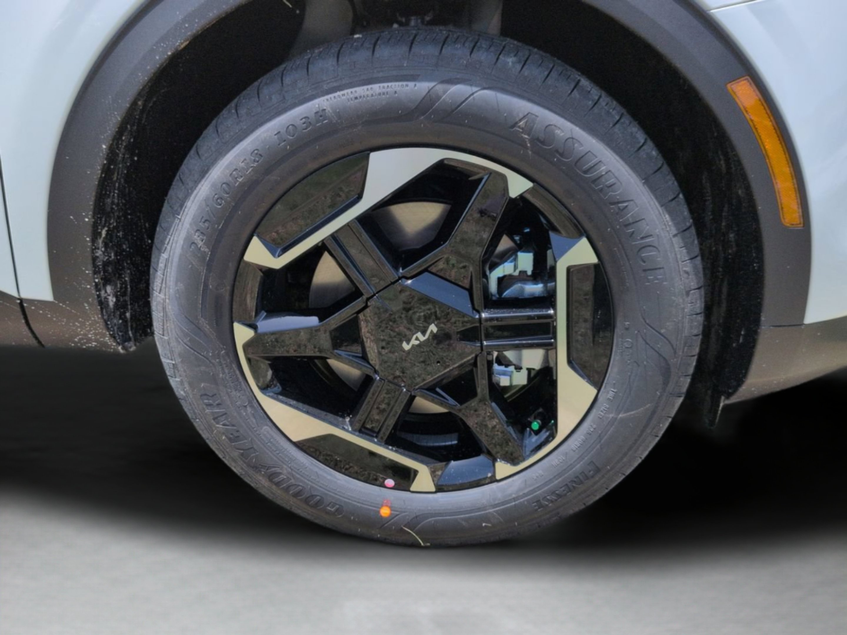 New 2027 Snow White Pearl Kia LX image 11
