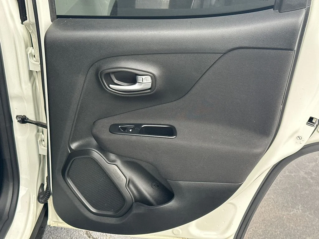 Used 2019 White Jeep Latitude image 16
