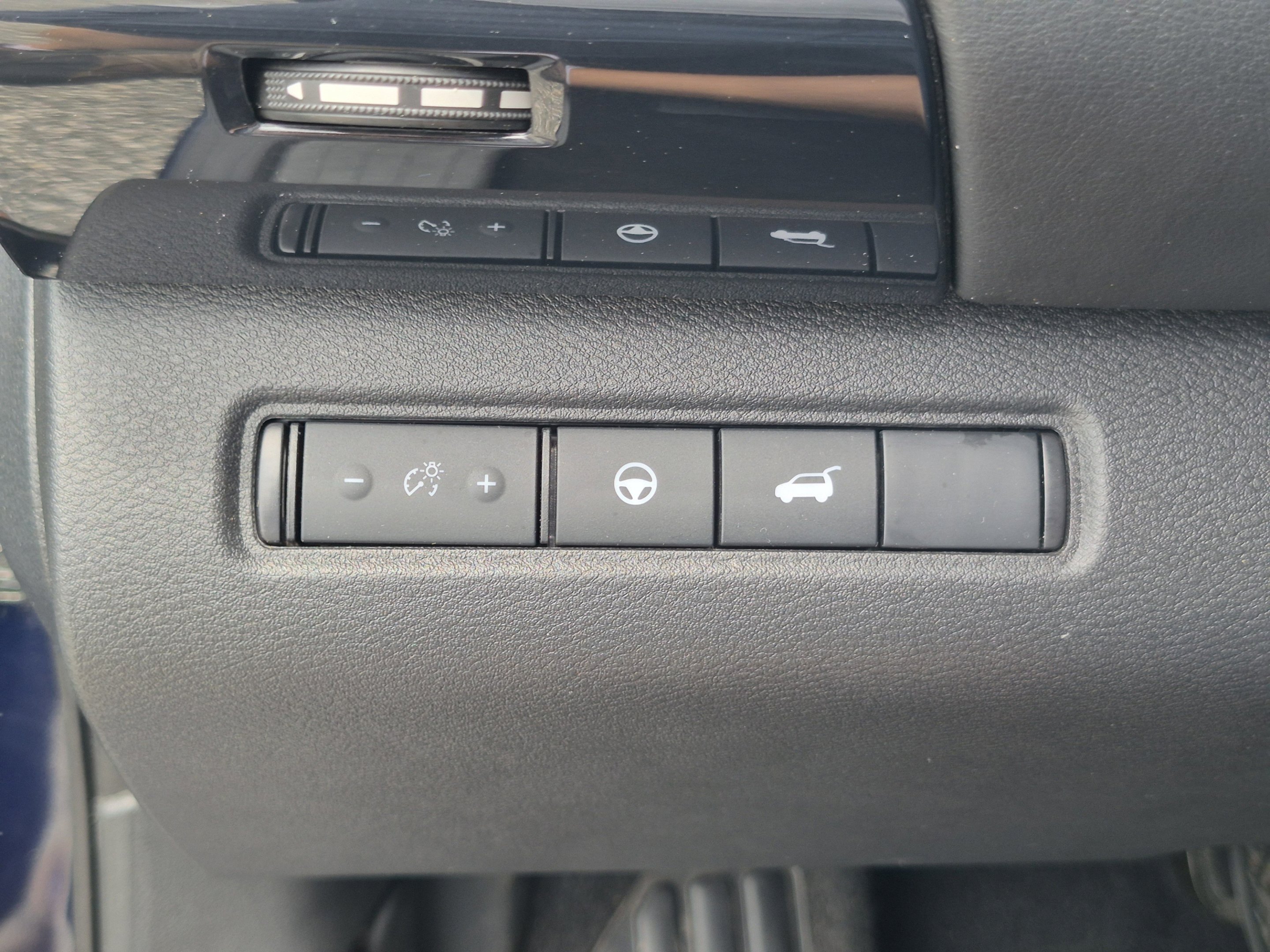 2025 Nissan Pathfinder SV - Photo 34
