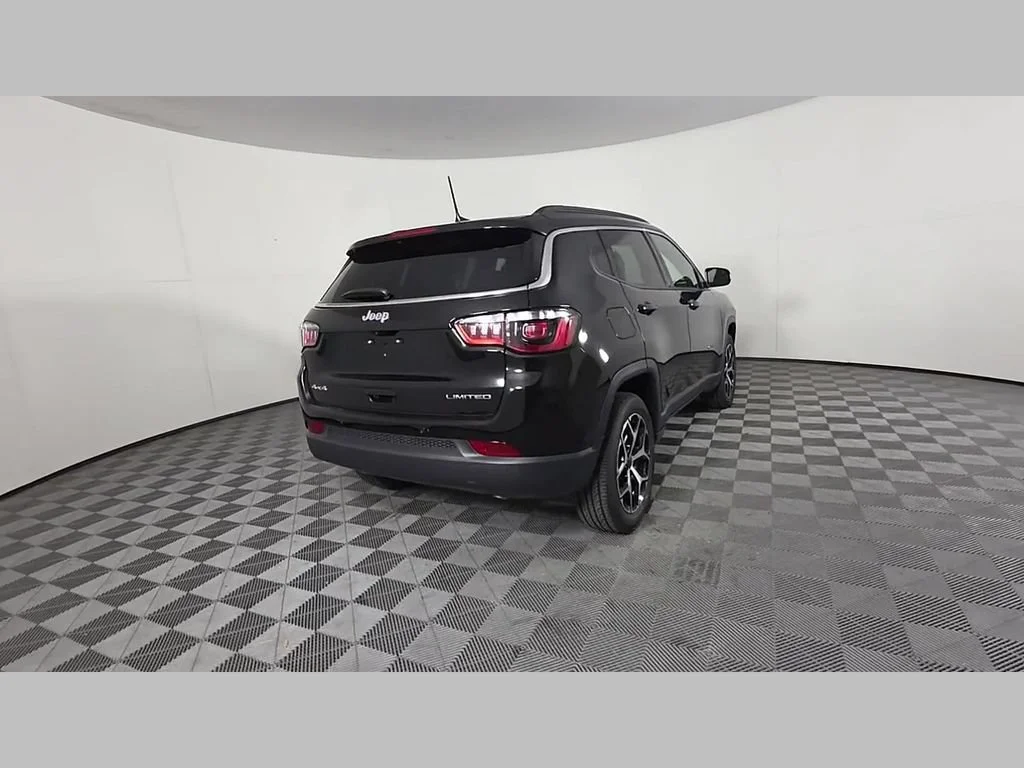 New 2026 Diamond Black Crystal Pearlcoat Jeep Limited image 32