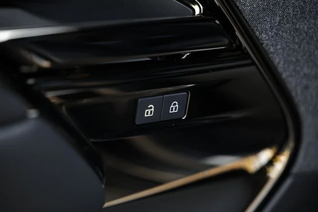 New 2026  Land Rover SE image 34