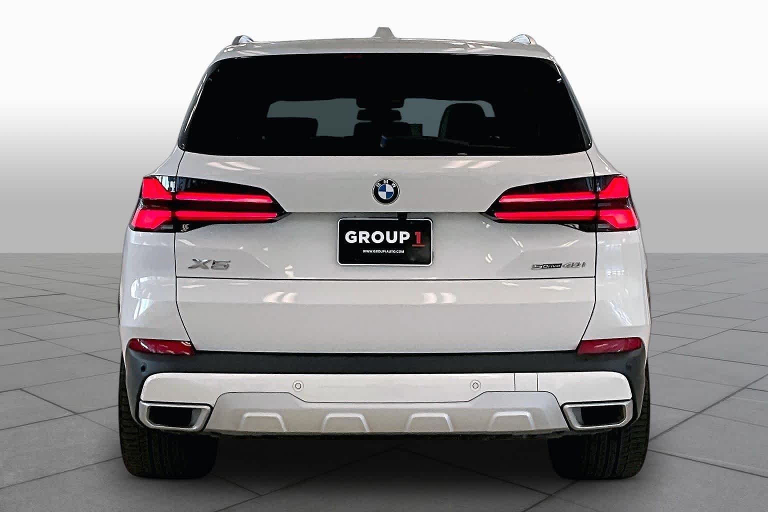 Used 2024 Alpine White BMW sDrive40i image 4