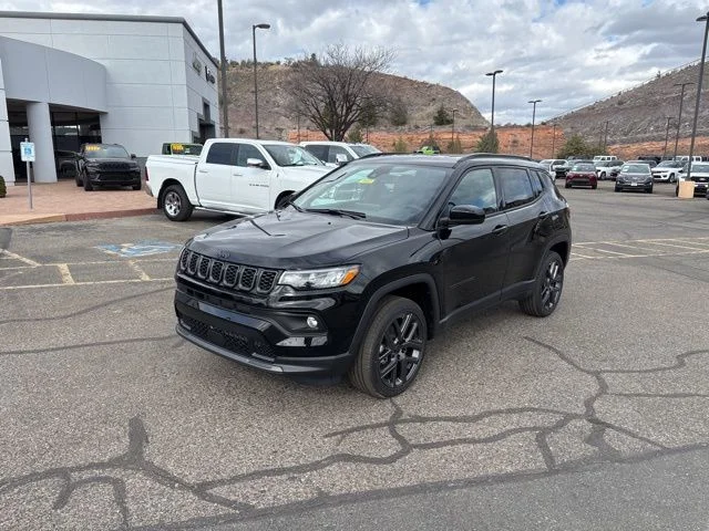 New 2026 Diamond Black Crystal Pearl-Coat Exterior Paint Jeep Latitude image 2
