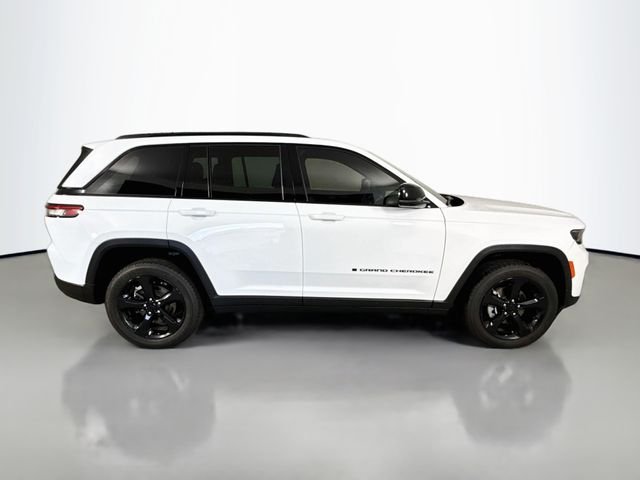 Used 2022 Bright White Clearcoat Jeep Altitude image 8