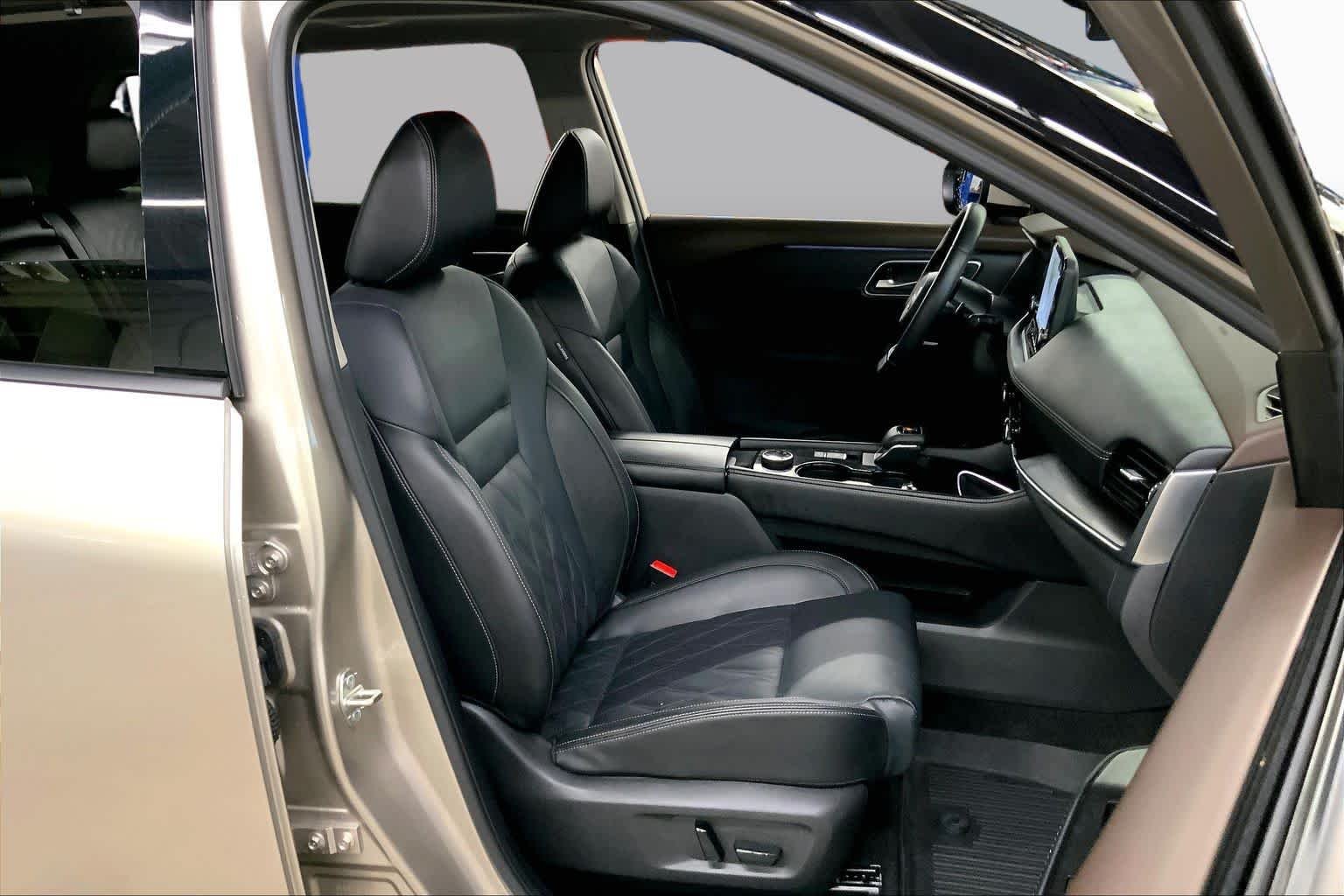 Used 2023 Champagne Silver Metallic Nissan Platinum image 8