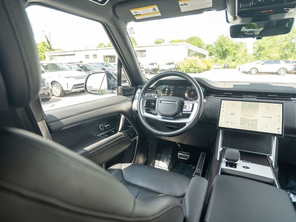 Used 2024 White Land Rover SE image 19