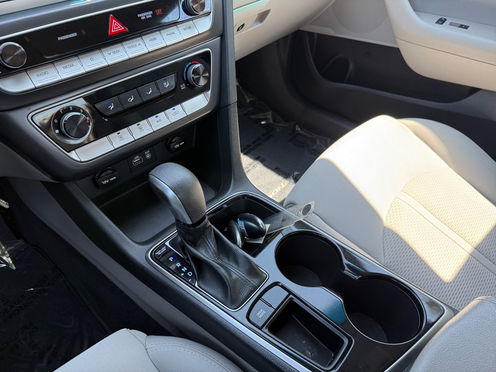 Used 2018 Quartz White Pearl Hyundai SE image 13