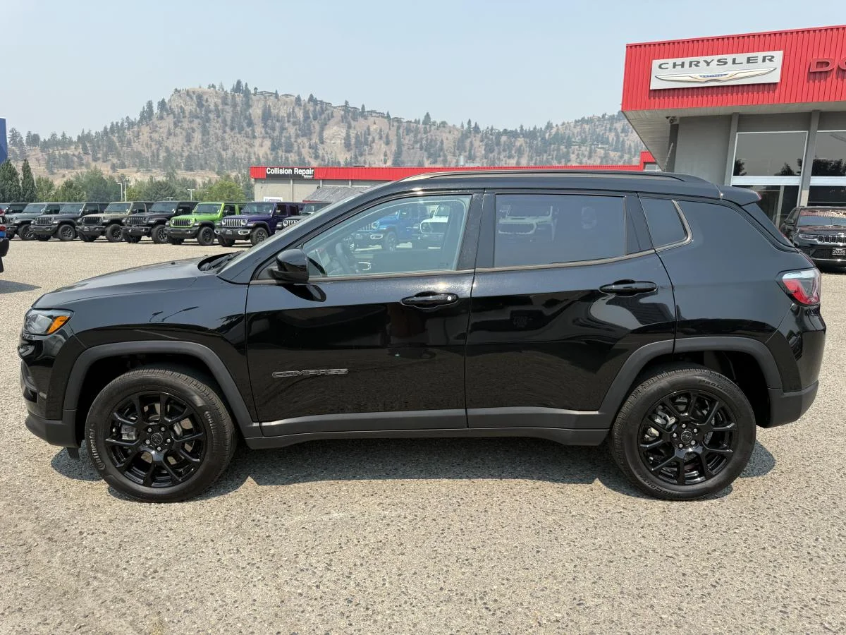 Used 2025 Black Jeep High Altitude image 3