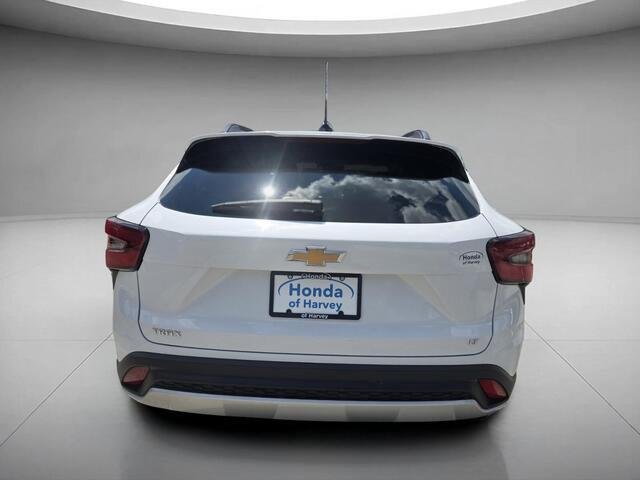Used 2024 Summit White Chevrolet LT image 4