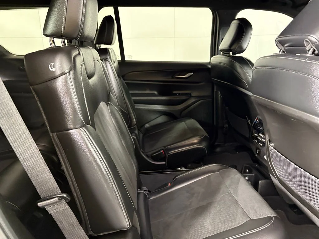 Used 2023 Black Jeep Altitude image 16