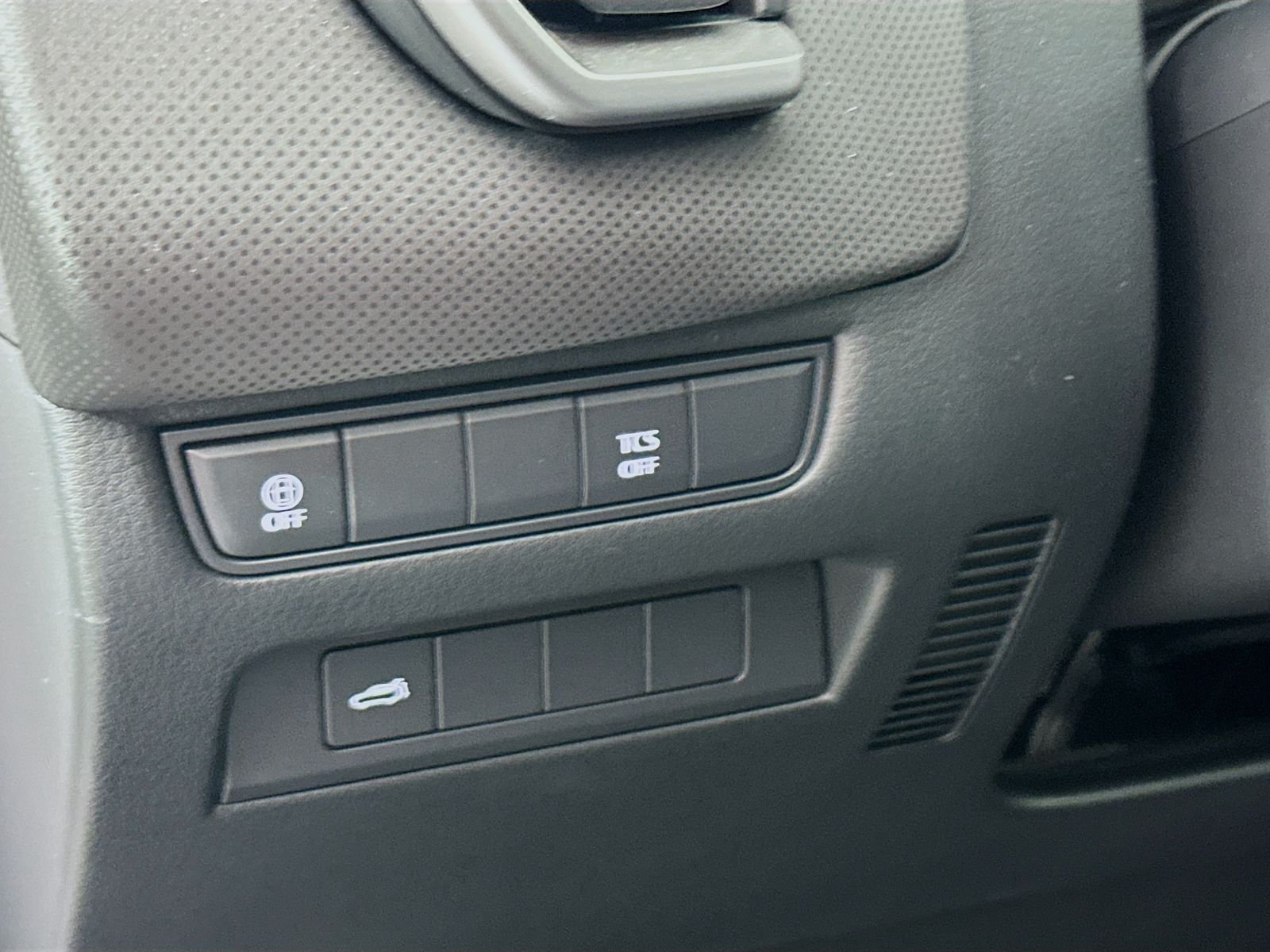 Certified Used 2025 Pearl Mazda 2.5 S Preferred Package Carplay Heated Seats Keyless image 10