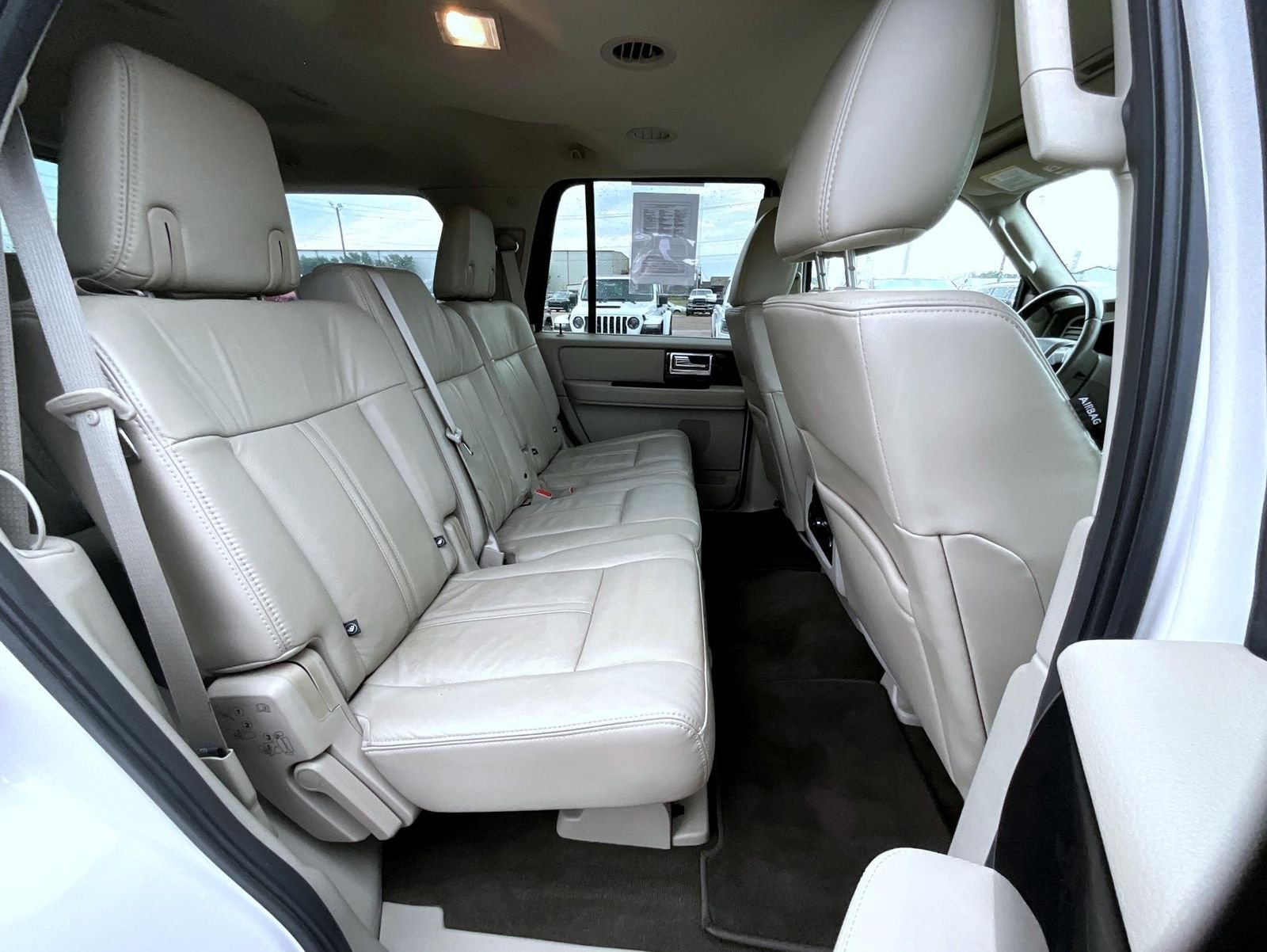 Used 2016 White Lincoln Select image 18