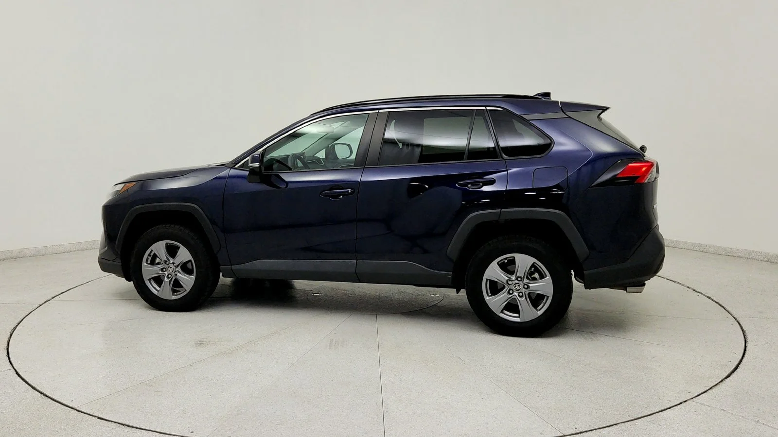 Used 2022  Toyota XLE image 4