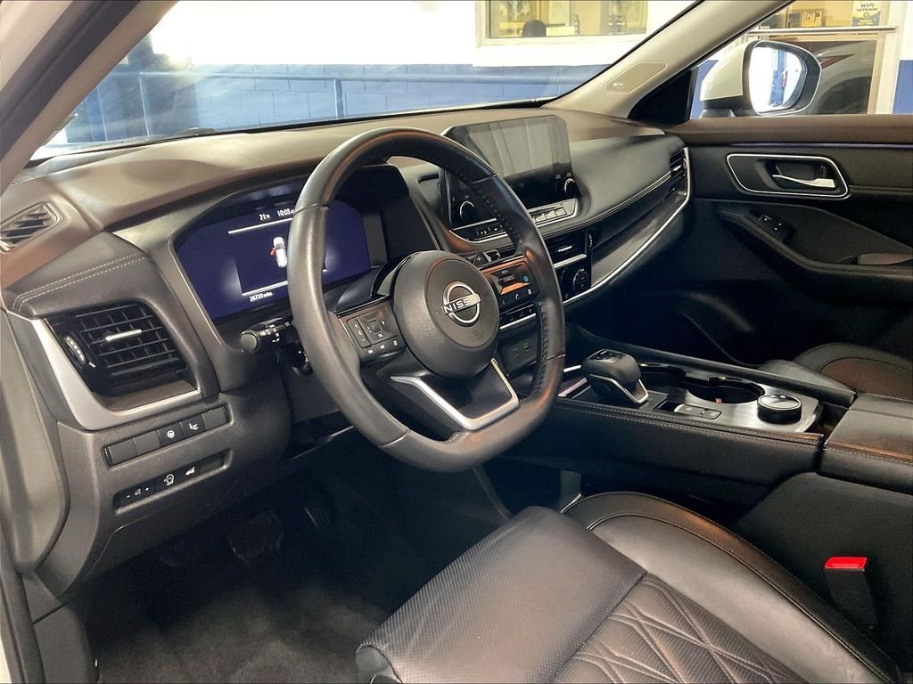 Used 2023 White Nissan Platinum image 8