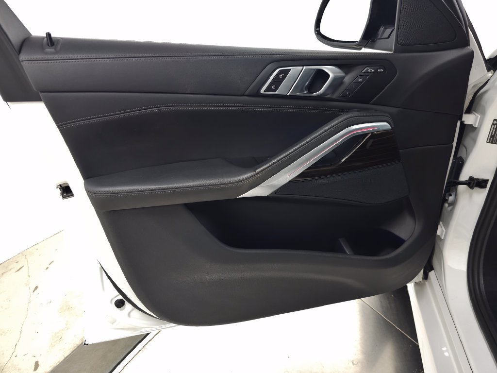 Used 2024 White BMW xDrive40i image 15