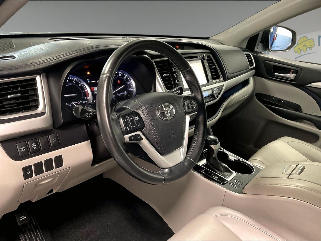 Used 2019 Gray Toyota XLE image 8
