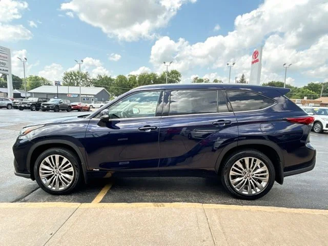 Used 2022 Gray Toyota Platinum image 6